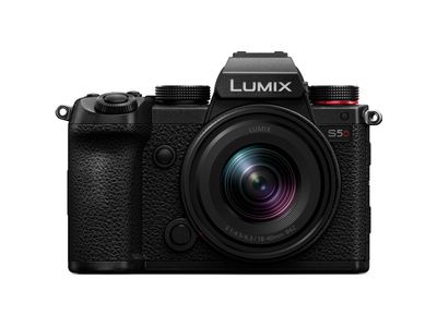 LUMIX S5D Black + S 18-40mm f/4.5-6.3