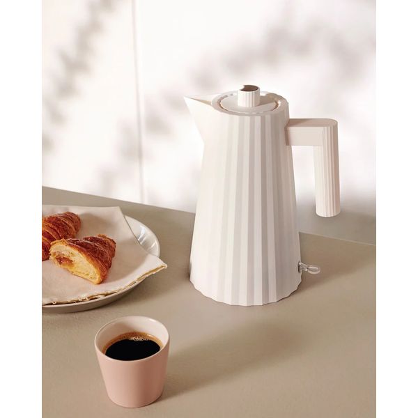 Plissé Electric kettle in  thermoplastic resin, white. English plug. 2400W 