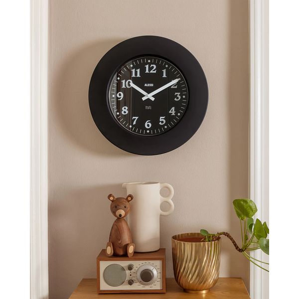 Momento Wall clock in 18/10 stainless steel coloured with epoxy resin, black. 