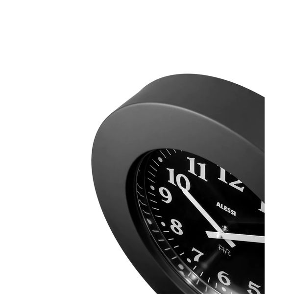 Momento Wall clock in 18/10 stainless steel coloured with epoxy resin, black. 