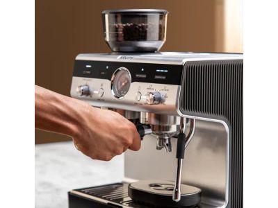 <ul class='list-attrs-tooltip'><li>Type espressomachine: Volautomatisch</li><li>Inhoud waterreservoir: 3,50 Liter</li><li>Soort koffie: Koffiebonen</li><li>Functie voor melk opschuimen: Functie voor melk opschuimen</li><li>Pompdruk: 15 bar</li><li>Heetwaterfunctie: Heetwaterfunctie</li><li>Kleur: Zwart...</li></ul> Precision+ Espressomachine
