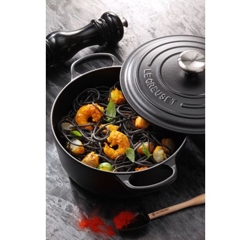 Gietijzeren Ovale cocotte met zwart interieur 33cm 7,5L mat zwart  Le Creuset