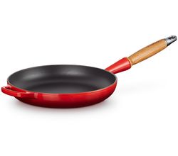 Koekenpan Signature in Geëmailleerd Gietijzer met Houten Handvat 26cm 2l Kersenrood Le Creuset