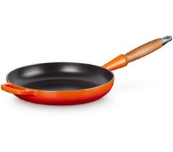 Koekenpan Signature in Geëmailleerd Gietijzer met Houten Handvat 26cm 2l Oranjerood Le Creuset