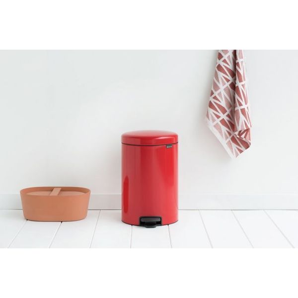 Brabantia newIcon pedaalemmer 20 liter met kunststof binnenemmer Passion Red