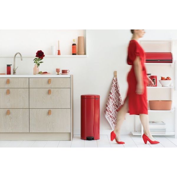 Brabantia newIcon pedaalemmer 30 liter met kunststof binnenemmer Passion Red