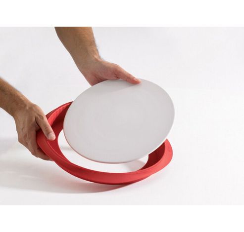  geribde taartvorm uit silicone rood Ø 28cm H 3cm met keramisch bord wit Ø 28cm  Lékué