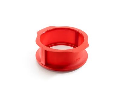 Springvorm uit silicone rood ø 15cm H 7cm met keramisch bord wit ø 15cm