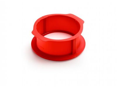 Springvorm Charlotte uit silicone rood Ø 18cm H 9.9cm met bord wit Ø 23cm