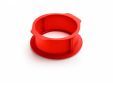 Springvorm Charlotte uit silicone rood Ø 18cm H 9.9cm met bord wit Ø 23cm