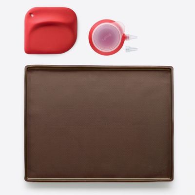 Set à cake roll avec seringue à pâte, spatule et tapis en silicone brun 40x30x1.2cm  Lékué