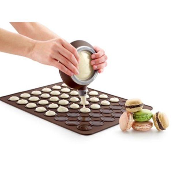 Lékué Macaron set met decomax deegspuit en bakmat uit silicone bruin