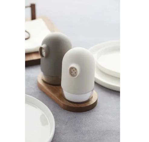 Set de salière et poivrière taupe/gris avec support  Point-Virgule