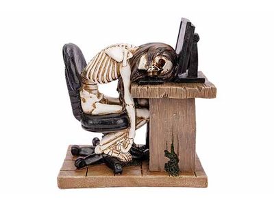 Skelet Sleeping Nora On Desk Wit - Zwart 17x10xh18cm Polyresin