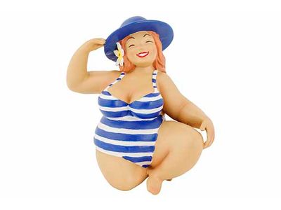 Dame Sitting On Beatch Wit Blauw 11x9,5x H15cm Polyresin
