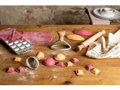 Ravioli Set 5p: 2 Stamp 1rd8 +1ov100 1 Tabletx24 1 Keukenhanddoek 1 Cookbook