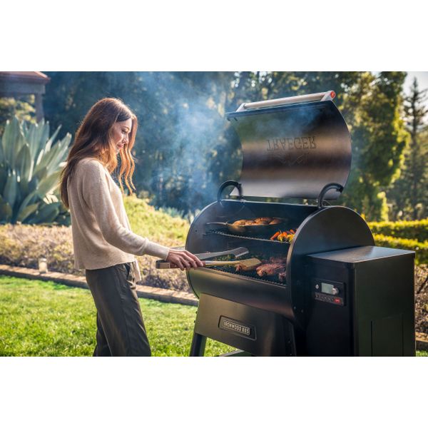 Traeger ironwood 885