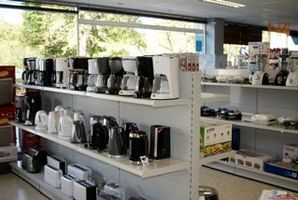 Zowel in de etalage als in de winkel ziet u ons gamma klein elektro.