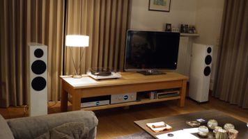 Gato PM6 speakers, Music Hall A70.2 amp, Music Hall CD35.2 cd, Music Hall MMF2.2 pu, WireWorld Solstice bekabeling.