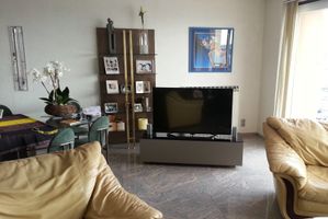 Panasonic 119 cm Led tv, Ardeno meubel, Loewe Sat speakers, Loewe Sub 200, Yamaha MCR-650 audio set.