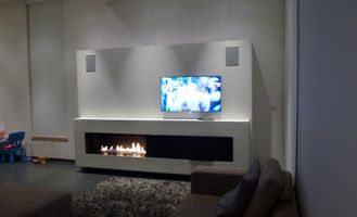 Haard wand, Panasonic 119 cm led tv, B&W inbouwspeakers, Teac audio set in wand.