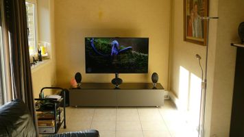 Samsung 132 cm curved led tv, Ardeno Khalina 180cm meubel, KEF E305 speaker set, Yamaha Avantage RX-S701 Home cinema set.
