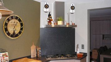 Swingend door de keuken met de geplaatste Podspeakers