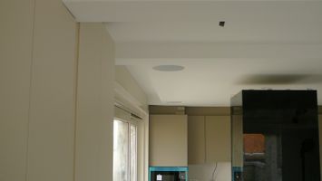 Keuken met inbouw speakers van Bowers & Wilkins