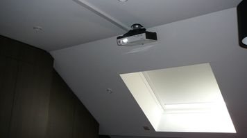 Sharp projector in Cinema ruimte