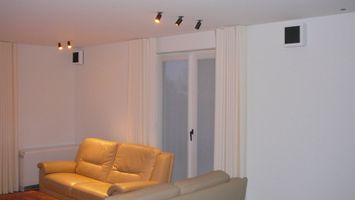 Strak interieur met DLS luidsprekers achteraan