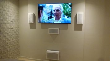 Home cinema systeem in slaapkamer met DLS speakers en Oled Panasonic