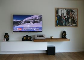 Realisatie met Pod speakers en Yamaha Home-cinema.